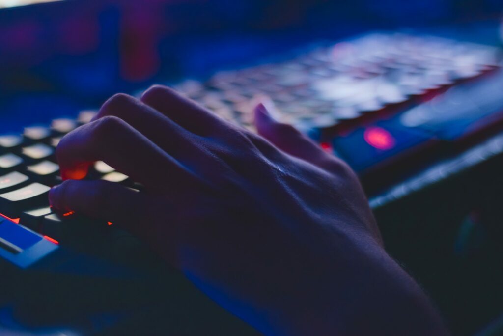 Personne tapant sur un clavier d'ordinateur - Réunion d'information RGPD - ASB Conseil
