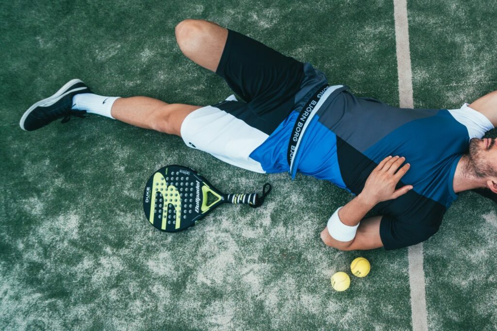 Homme allongé par terre - Tournoi de Padel avec l'équipe ASB Conseil - Soirée Padel 2018