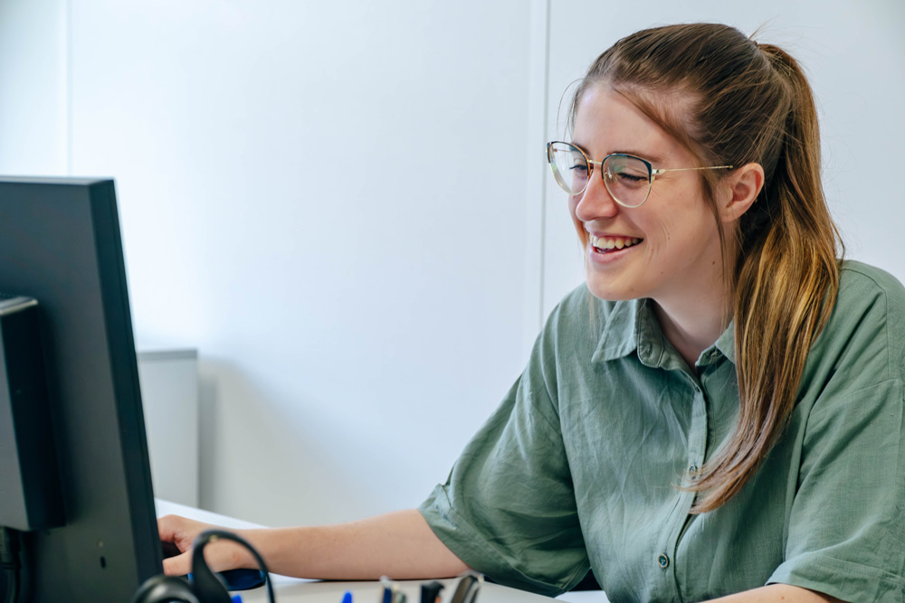 Photo collaboratrice à son bureau - ASB CONSEIL - Cabinet d'expertise comptable sur Toulouse à Balma