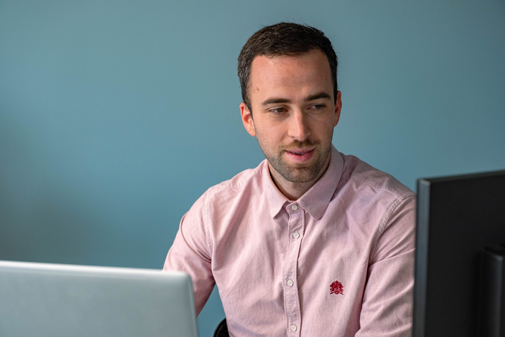 Photo collaborateur à son bureau - ASB CONSEIL - Cabinet d'expertise comptable sur Toulouse à Balma