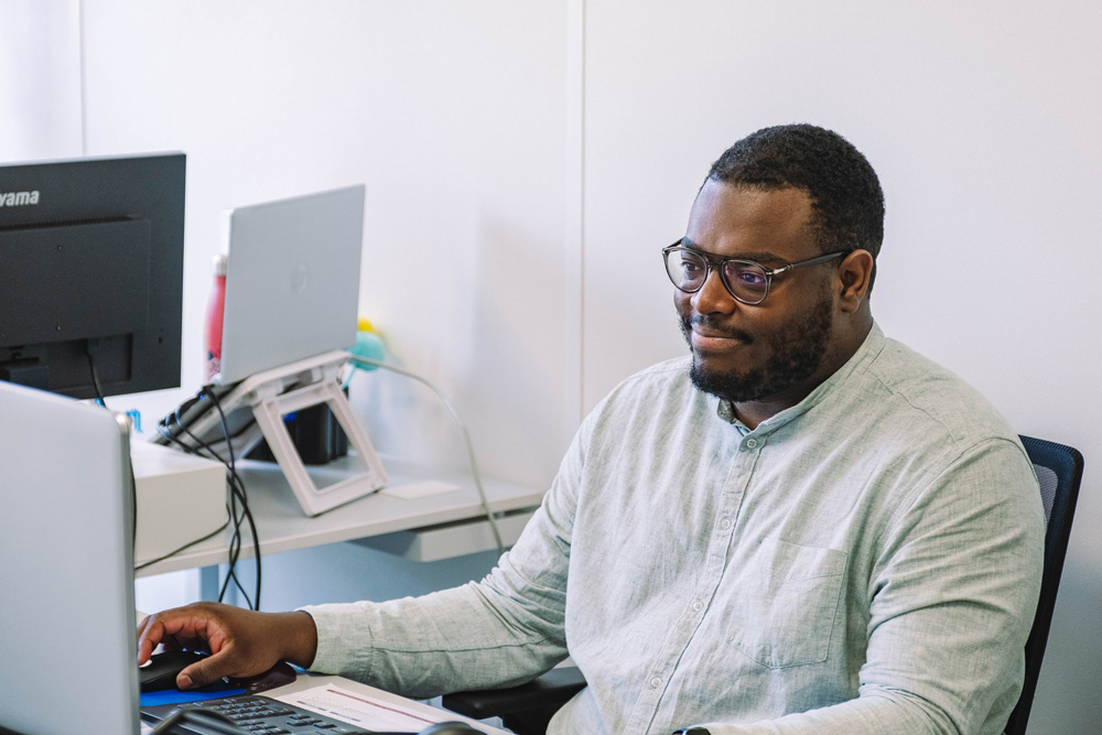 Photo collaborateur à son bureau - ASB CONSEIL - Cabinet d'expertise comptable sur Toulouse à Balma