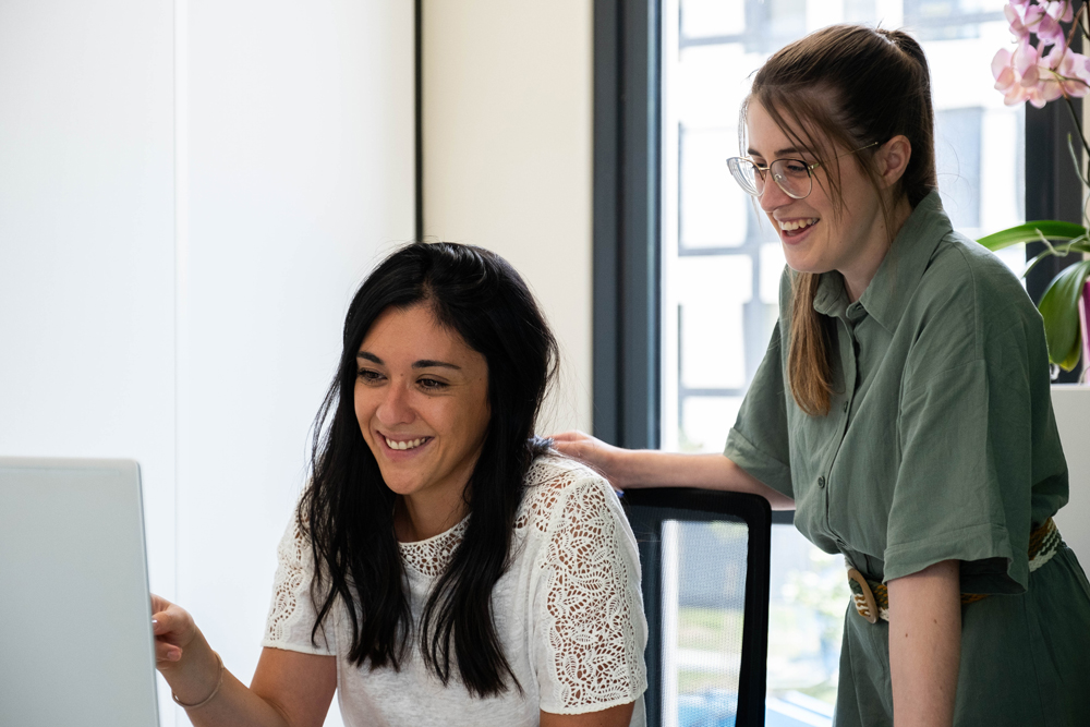 Photo collaboratrices à leur bureau - ASB CONSEIL - Cabinet d'expertise comptable sur Toulouse à Balma