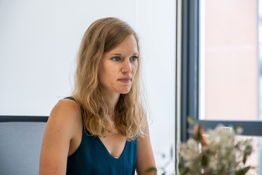 Photo de Lucie Langlois, associée, à son bureau - ASB CONSEIL - Cabinet d'expertise comptable sur Toulouse à Balma